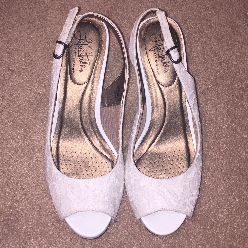 SUPER CUTE white lace heels